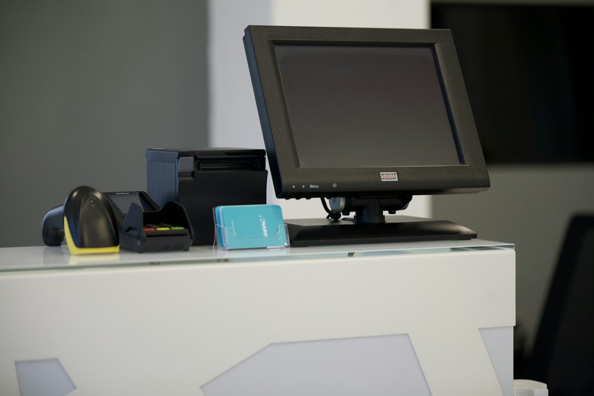 Caixa de uma loja no momento do pagamento, representando o parcelamento próprio como alternativa ao cartão de crédito para o consumidor brasileiro
