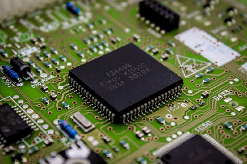 Close-up de chip de computador em placa de circuito impresso — DeepSeek desenvolve chip próprio