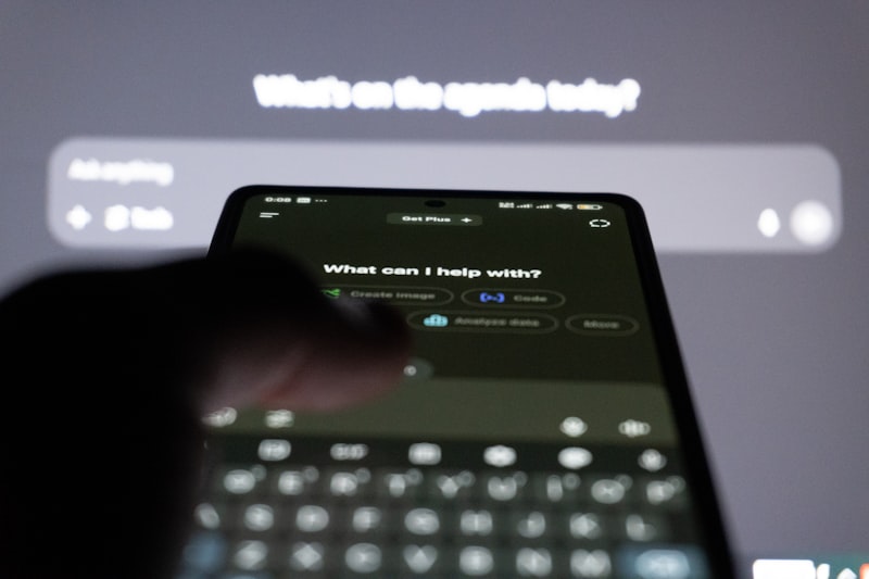 Pessoa digitando no celular com interface de chatbot de inteligência artificial na tela