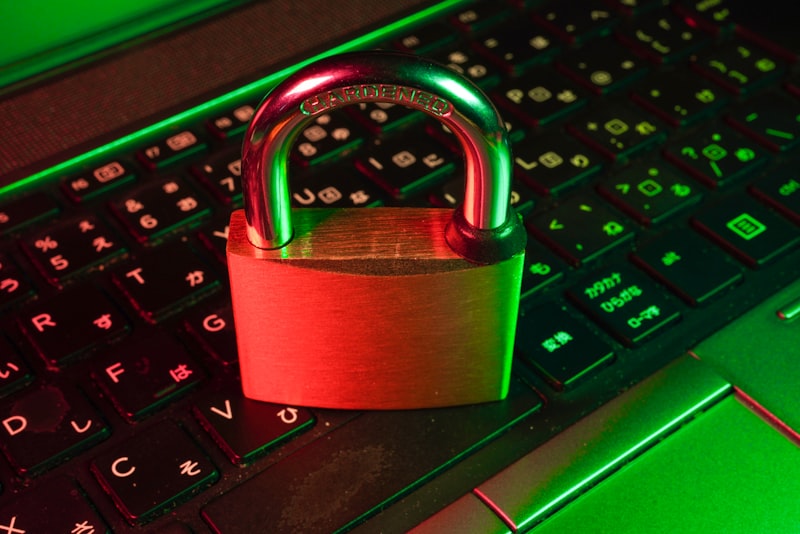 Cadeado digital sobre teclado — segurança cibernética e IA