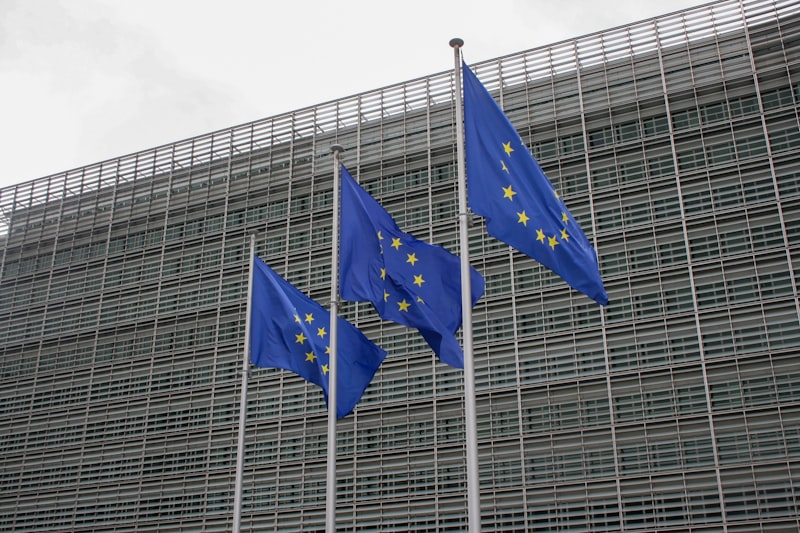 Escudo digital com cadeado sobre nuvem — plano europeu de avaliação de segurança para modelos de IA