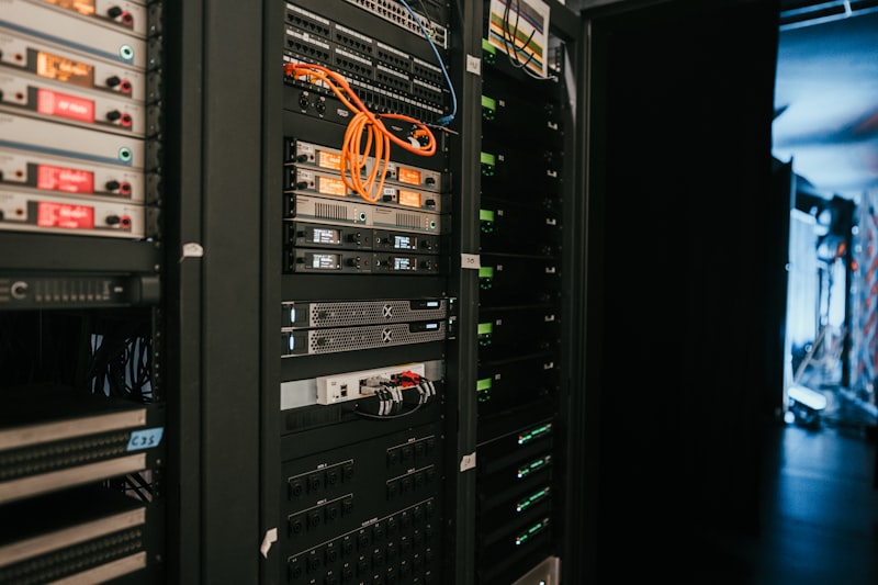 Rack de servidores em data center — infraestrutura de IA soberana dos Emirados Árabes