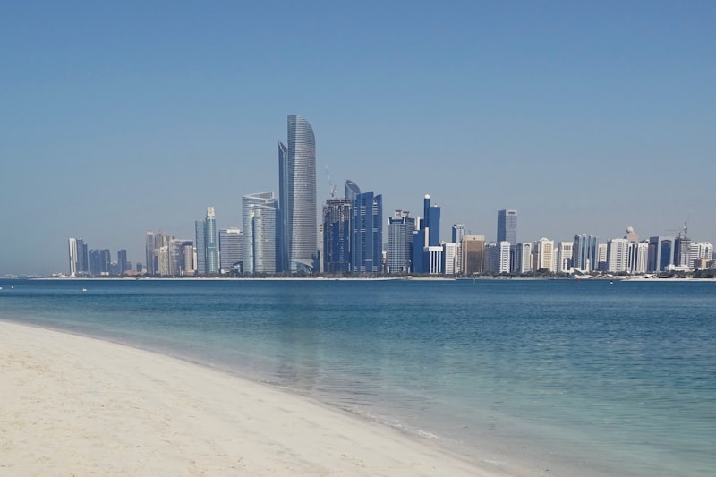 Skyline de Abu Dhabi à beira-mar — Emirados testam IA agêntica no governo federal